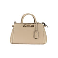 Sac à main femme Guess Jeans beige en polyuréthane, design élégant avec poignée et détails modernes.