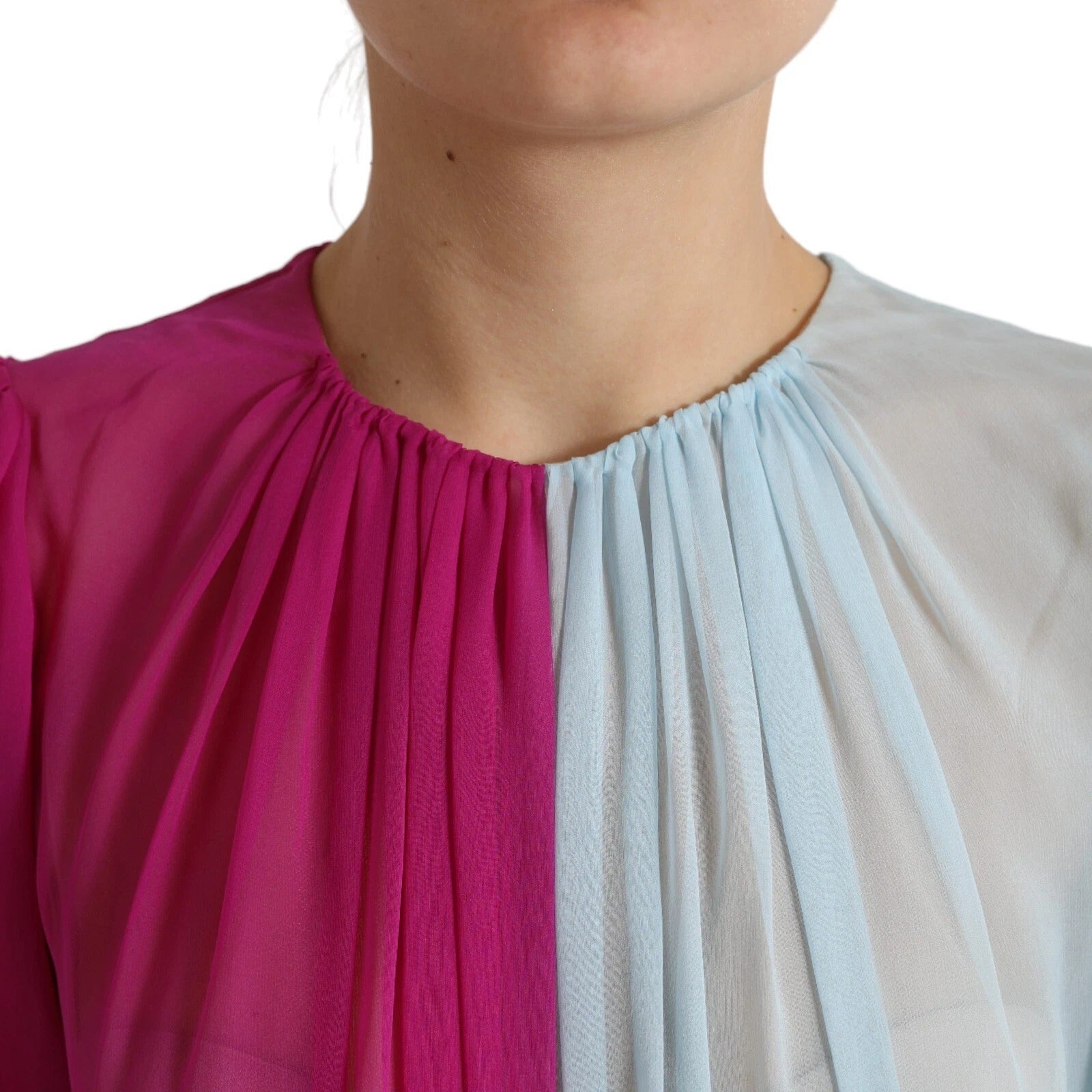 Robe midi en soie bicolore Dolce & Gabbana Light Blue, coupe élégante et détails fins, portée en image.