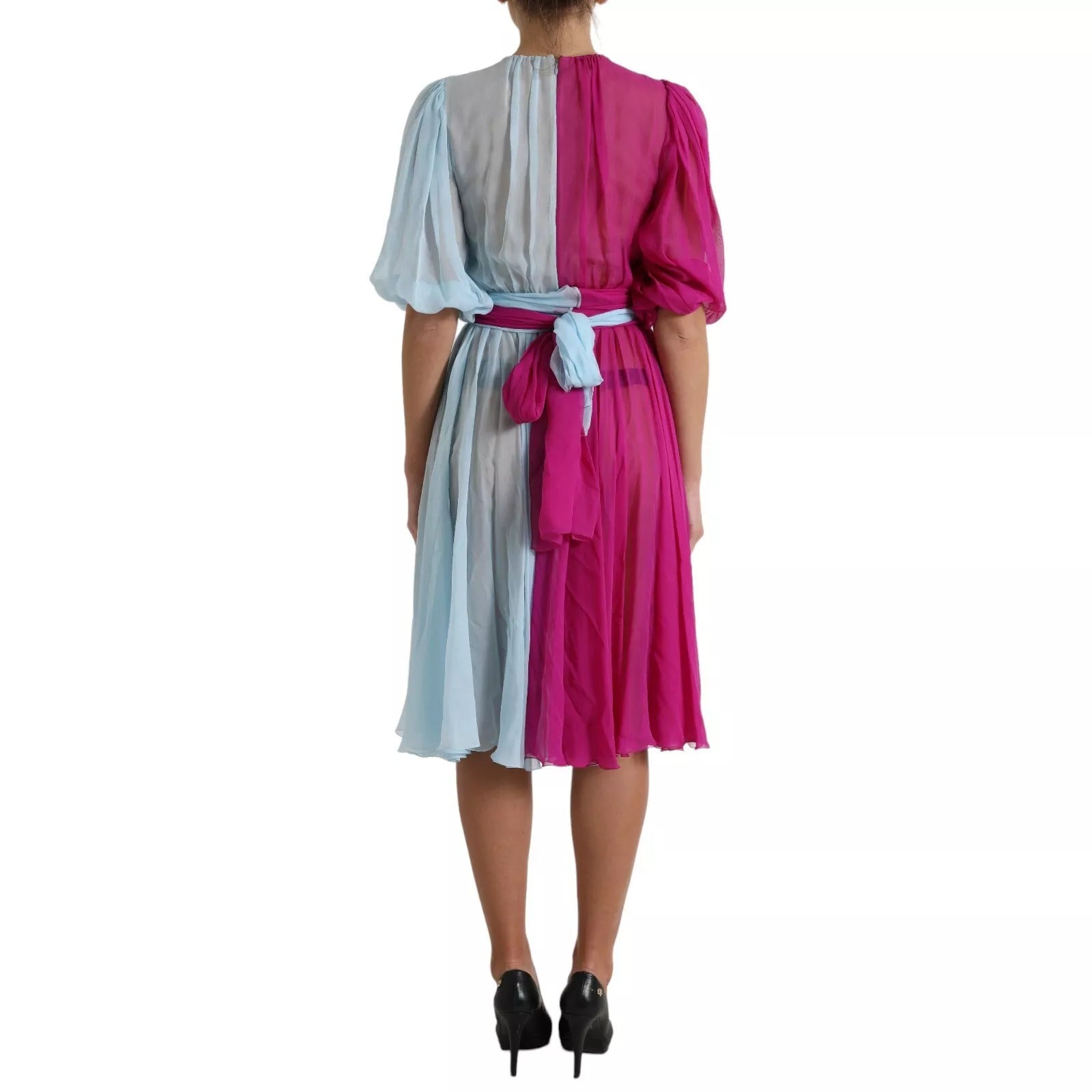 Robe midi en soie bicolore Dolce & Gabbana Light Blue, coupe élégante et tissu fluide, portée sur un modèle.