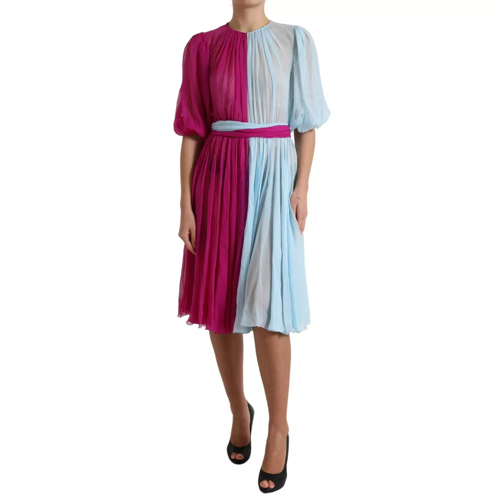 Robe midi en soie bicolore Dolce & Gabbana Light Blue, coupe élégante et détails sophistiqués, portée pour une occasion spéciale.