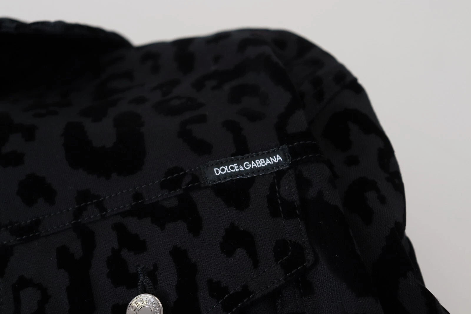 Veste en jean noire en coton Dolce & Gabbana avec motif léopard à manches longues, style décontracté et tendance.