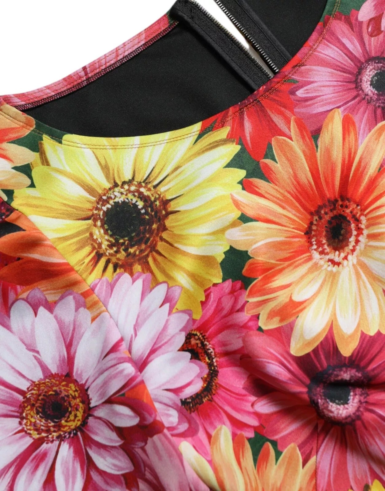 Robe courte Dolce & Gabbana à imprimé floral multicolore, coupe ajustée et élégante, pour une allure sophistiquée.