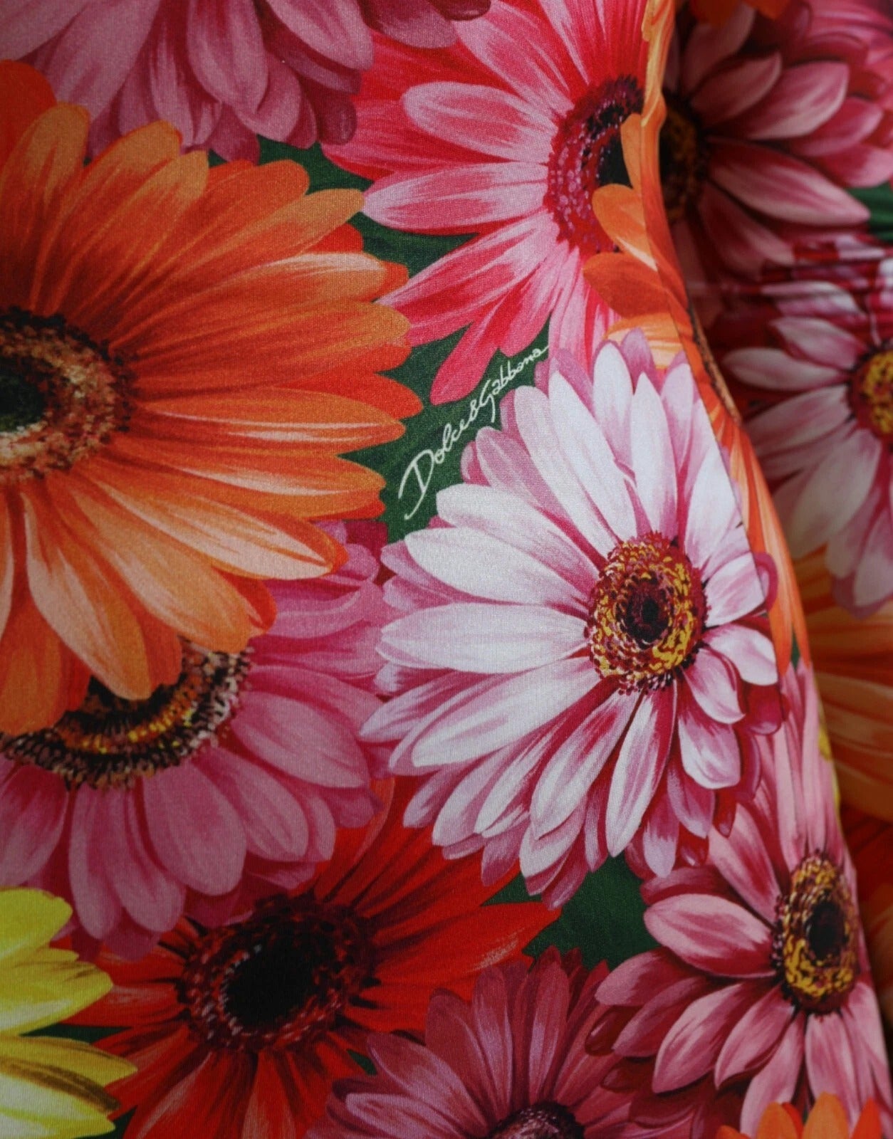 Robe courte Dolce & Gabbana à imprimé floral multicolore, style chemise ajustée, en tissu léger et élégant.