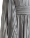 Robe longue plissée en polyester gris clair de Dolce & Gabbana, élégante et fluide, pour un style sophistiqué.