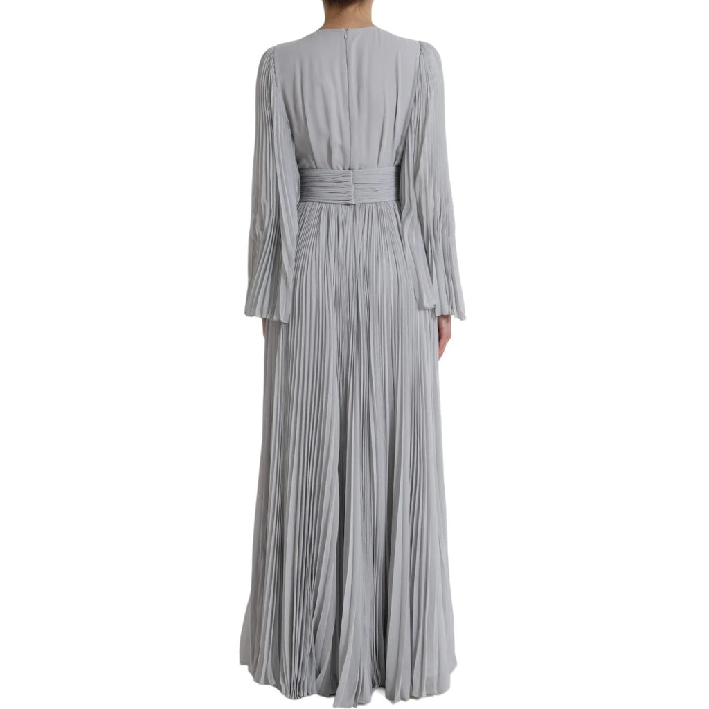 Robe longue plissée en polyester gris clair de Dolce & Gabbana, élégante et fluide, portée avec un style sophistiqué.