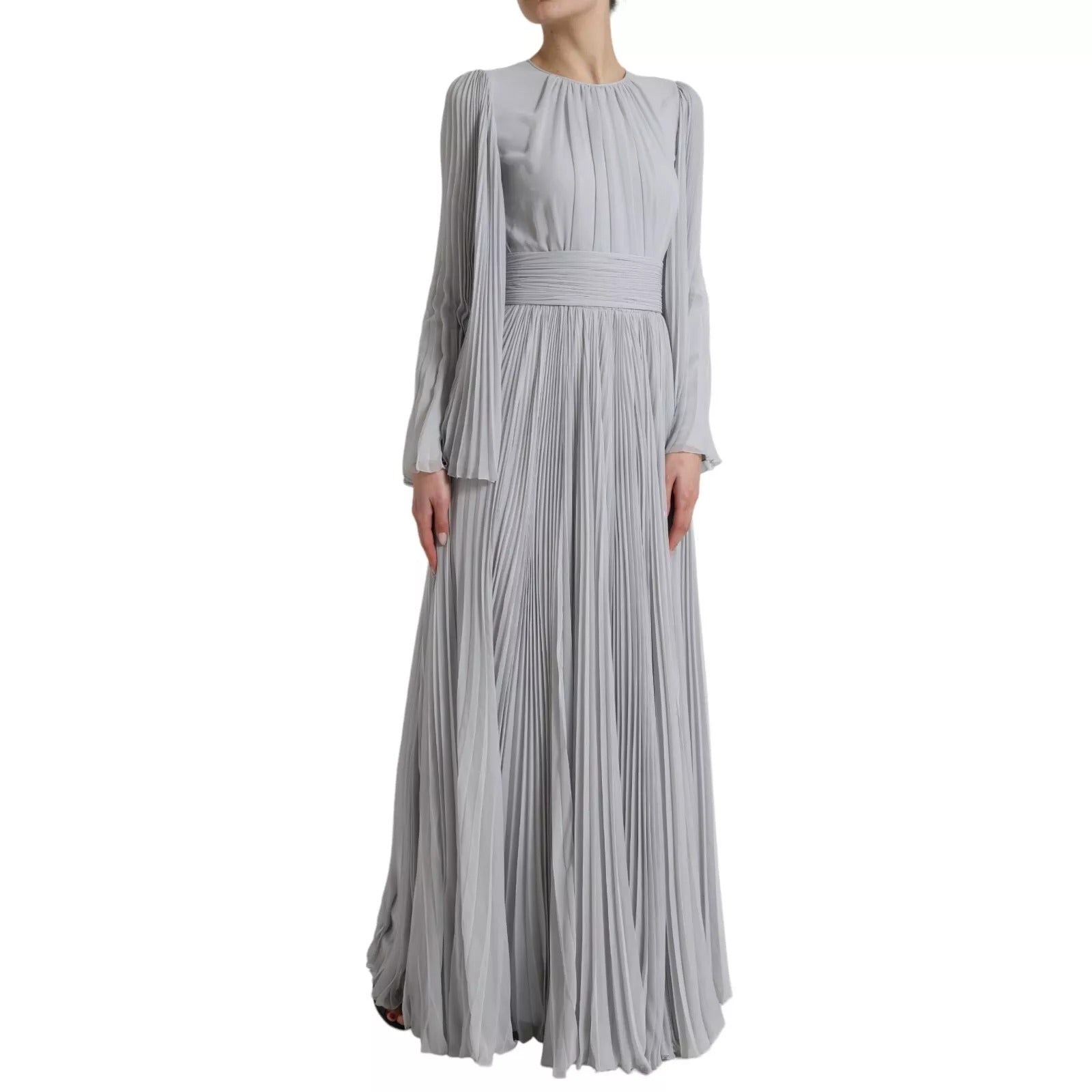 Robe longue plissée en polyester gris clair de Dolce & Gabbana, élégante et fluide, portée avec des détails raffinés.