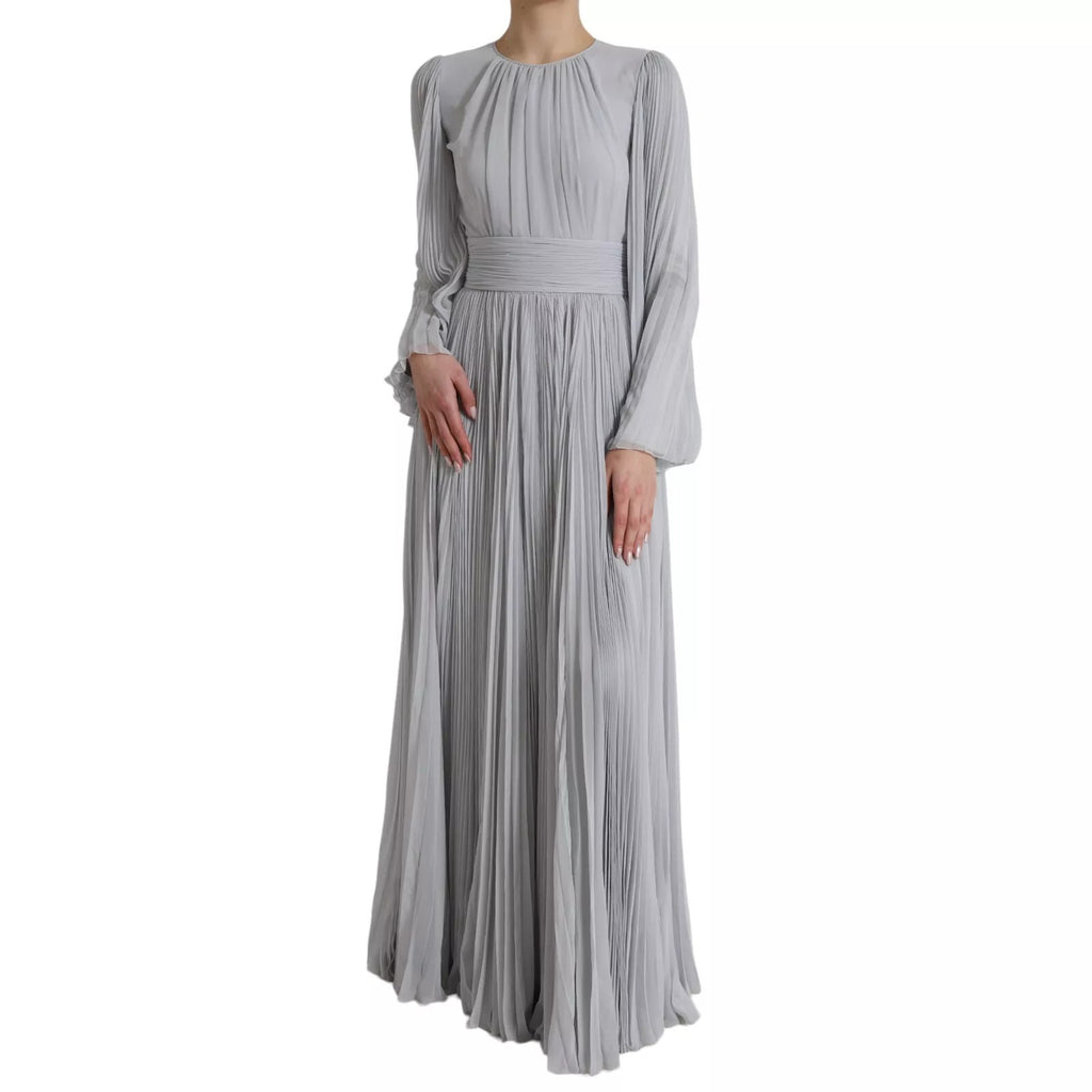 Robe longue plissée en polyester gris clair Dolce & Gabbana, élégante et fluide, visible sur l'image.