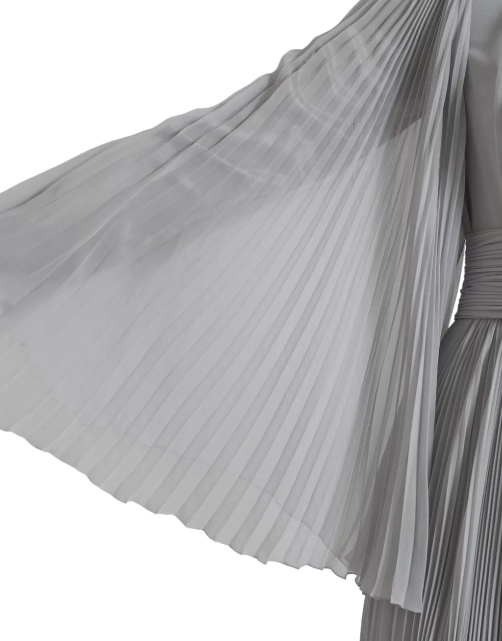 Robe longue plissée en polyester gris clair de Dolce & Gabbana, silhouette élégante et fluide, portée avec finesse.