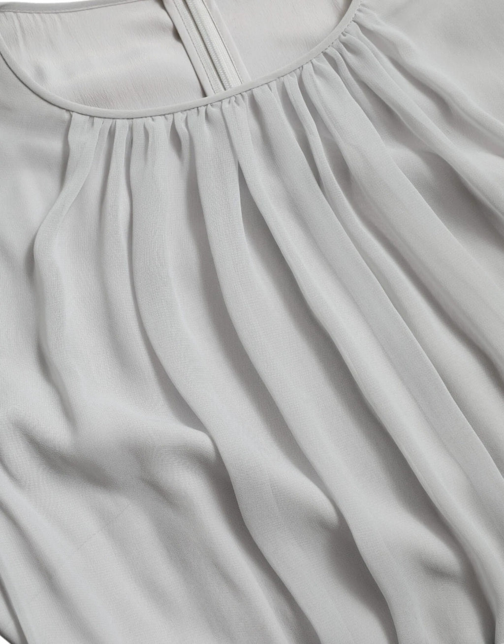 Robe longue plissée en polyester gris clair de Dolce & Gabbana, élégante et fluide, portée en occasion spéciale.