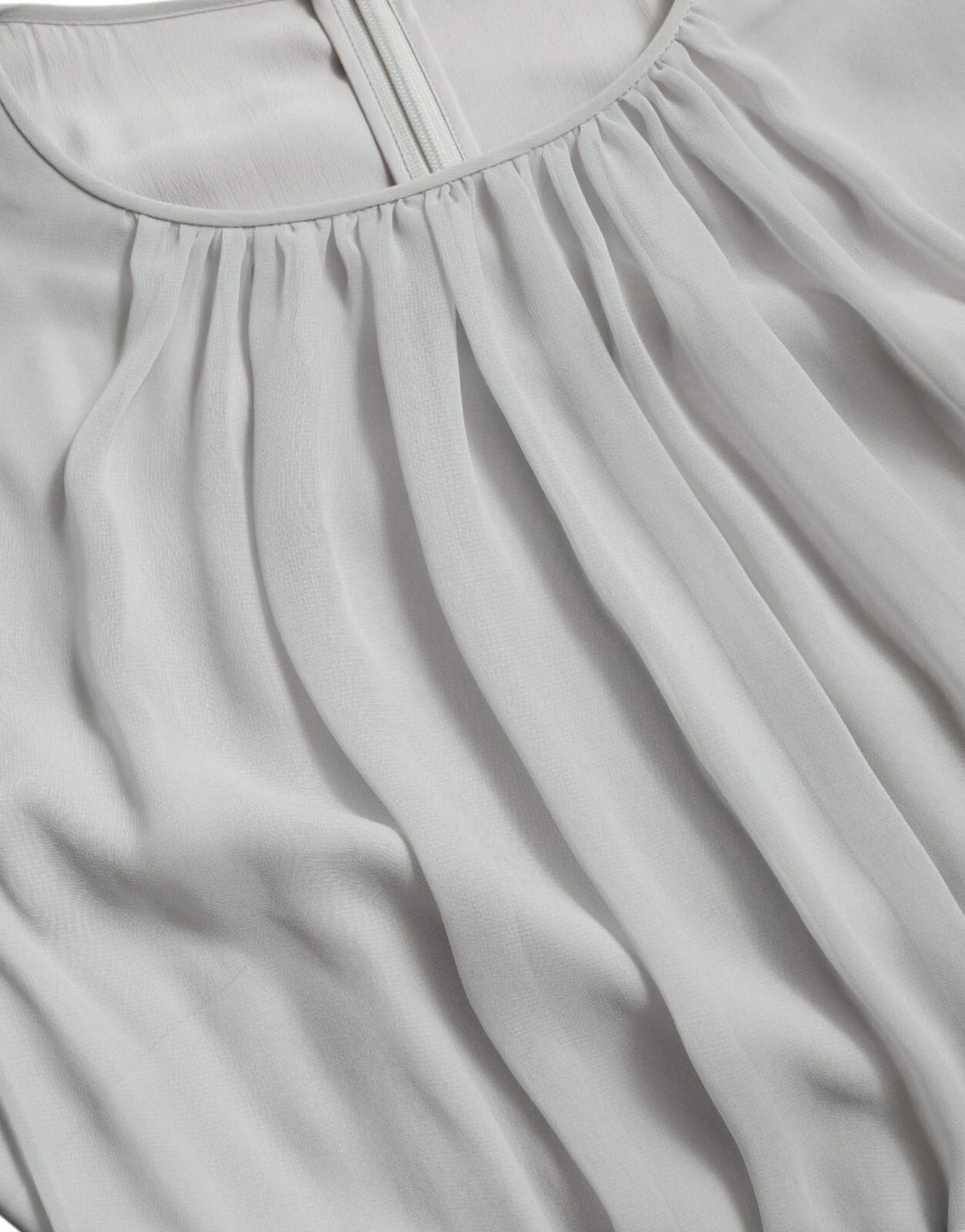 Robe longue plissée en polyester gris clair de Dolce & Gabbana, élégante et fluide, portée en occasion spéciale.
