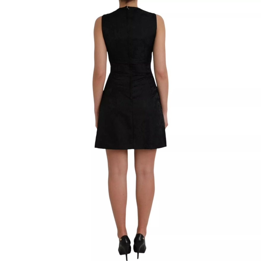 Robe noire sans manches de style bodycon et ligne A de Dolce & Gabbana, mini longueur, ajustée et élégante.