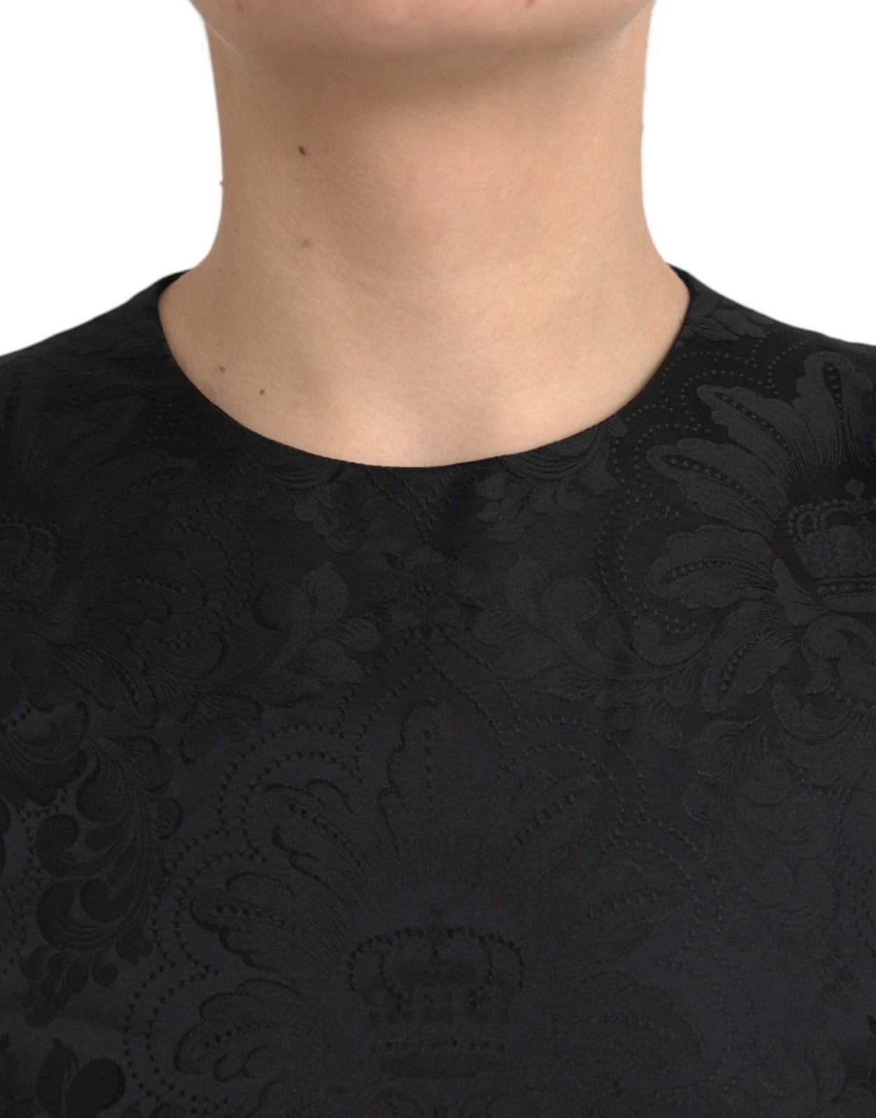 Robe mini noire sans manches Dolce & Gabbana, coupe ajustée et silhouette en A, en tissu élégante et sophistiqué.