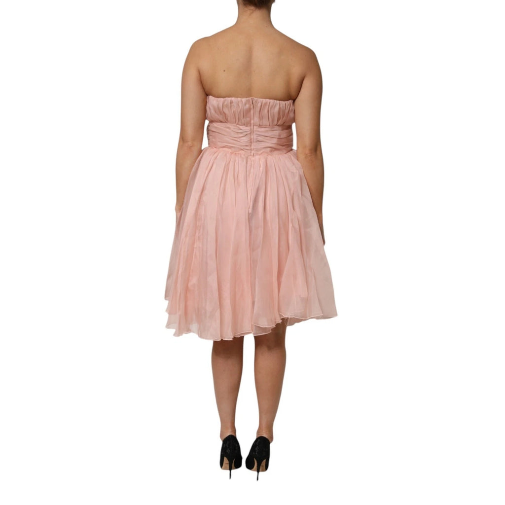 Robe midi plissée en chiffon de soie rose Dolce & Gabbana avec coupe en ligne A, vue de face.