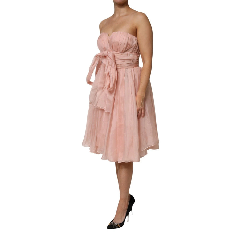 Robe midi en soie chiffon rose Dolce & Gabbana, coupe évasée plissée, style élégant et féminin.