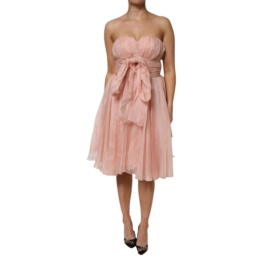 Robe midi en soie chiffon rose de Dolce & Gabbana, coupe évasée à plis et style élégant.