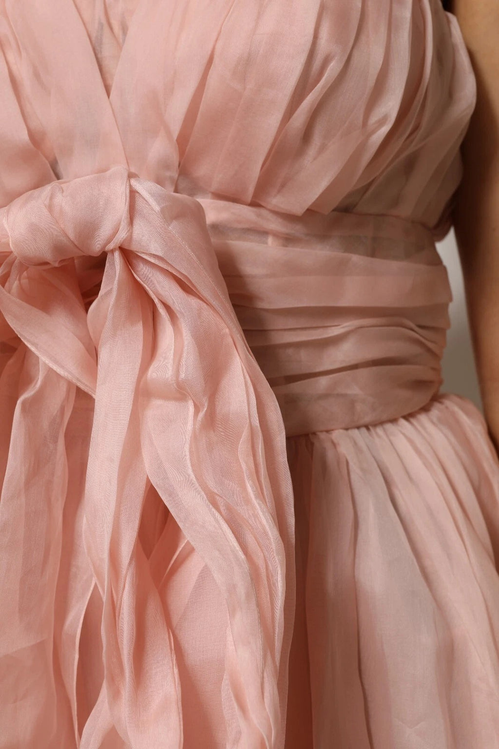 Robe midi plissée en chiffon de soie rose Dolce & Gabbana, coupe A-line élégante, vue de face.