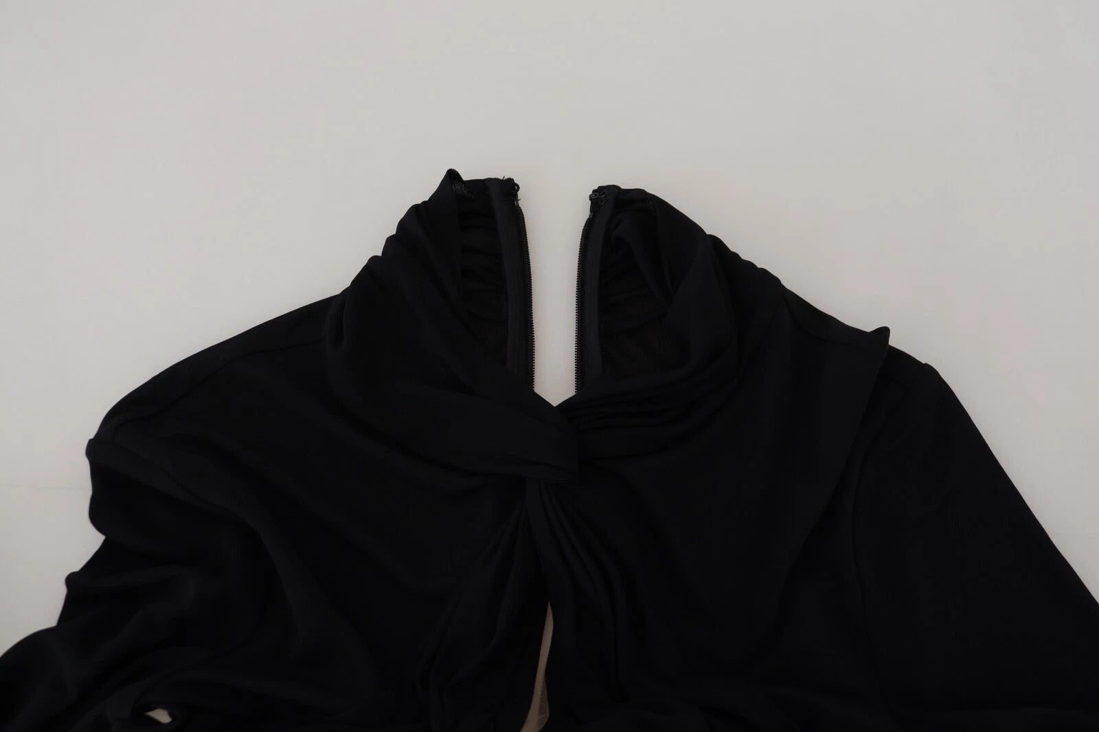 Robe courte noire en viscose avec manches longues et découpes, marque Dsquared², détail élégant et moderne.