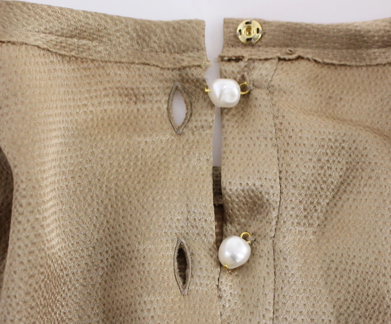 Blouse Dolce & Gabbana en cristal doré, pièce spéciale de la collection runway, avec détails élégants et finition raffinée.
