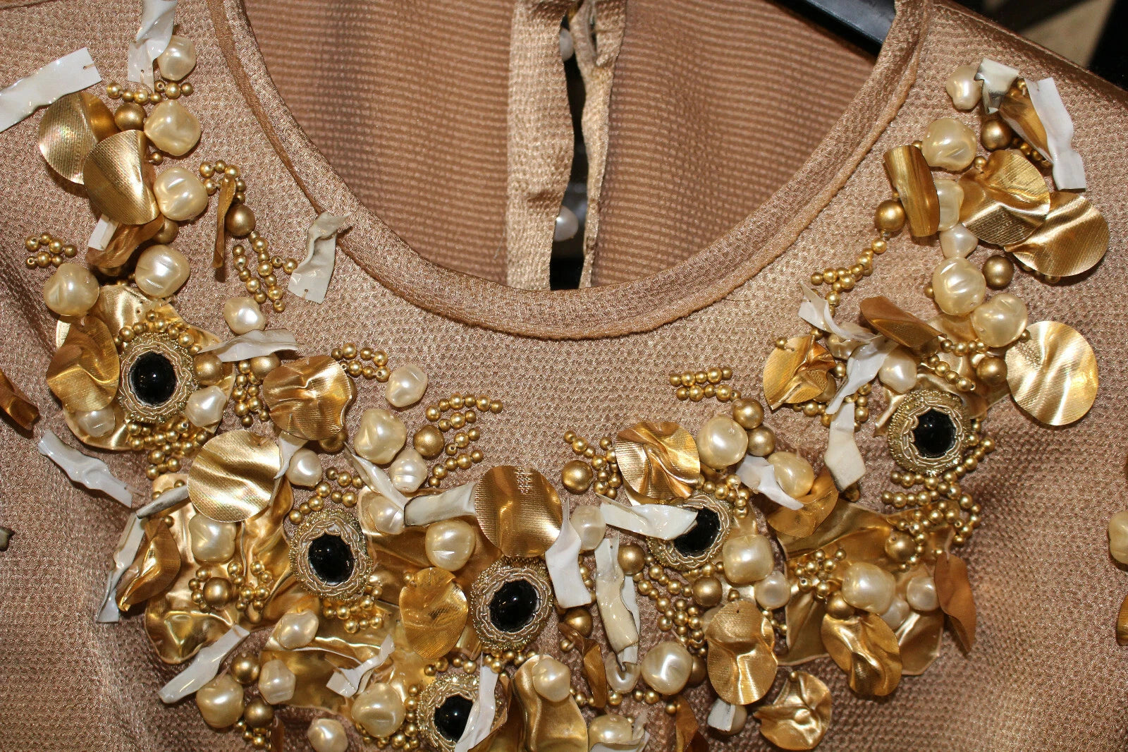Blouse en cristal doré Dolce & Gabbana, pièce spéciale de la collection runway, avec détails élégants et haut de gamme.
