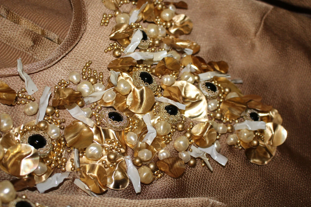 Blouse en cristal doré Dolce & Gabbana, pièce spéciale de défilé, détails élégants, style glamour et sophistiqué.