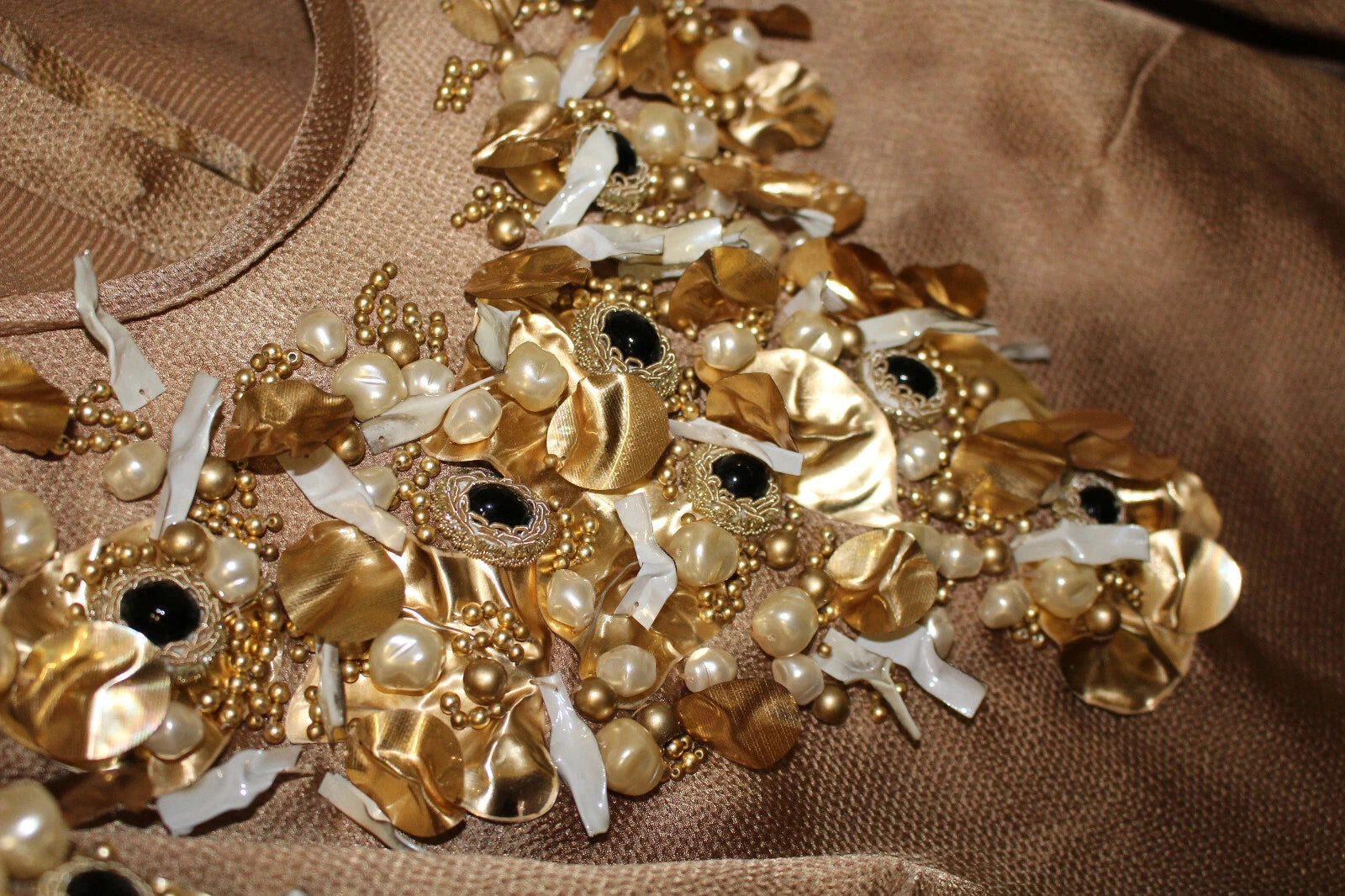 Blouse en cristal doré Dolce & Gabbana, pièce spéciale de défilé, détails élégants, style glamour et sophistiqué.