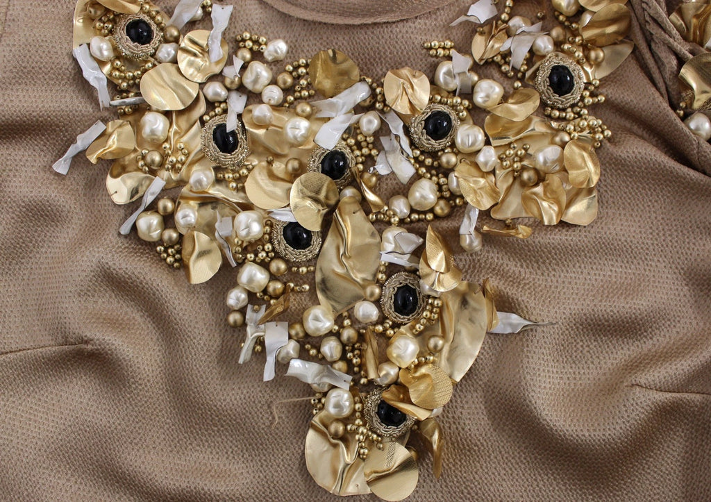 Blouse en cristal Dolce & Gabbana or et orné de détails spéciaux, pièce de défilé de mode élégante et sophistiquée.