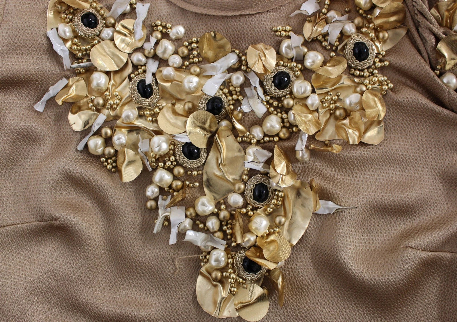Blouse en cristal Dolce & Gabbana or et orné de détails spéciaux, pièce de défilé de mode élégante et sophistiquée.