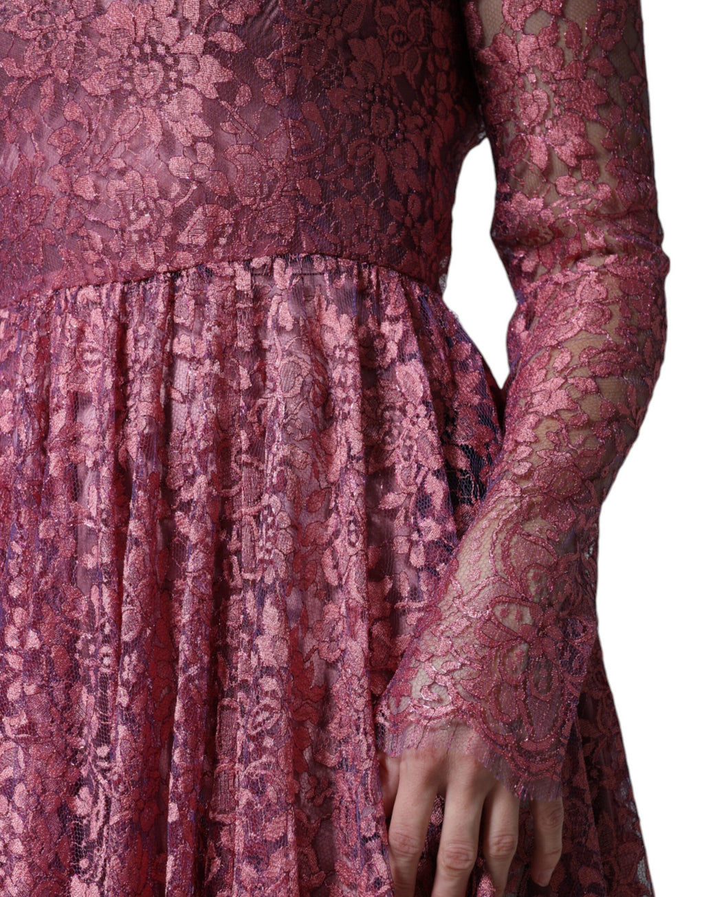 Robe longue midi en dentelle florale rose de Dolce & Gabbana avec manches longues, élégante et raffinée.