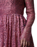 Robe longue midi en dentelle florale rose de Dolce & Gabbana avec manches longues, élégante et raffinée.