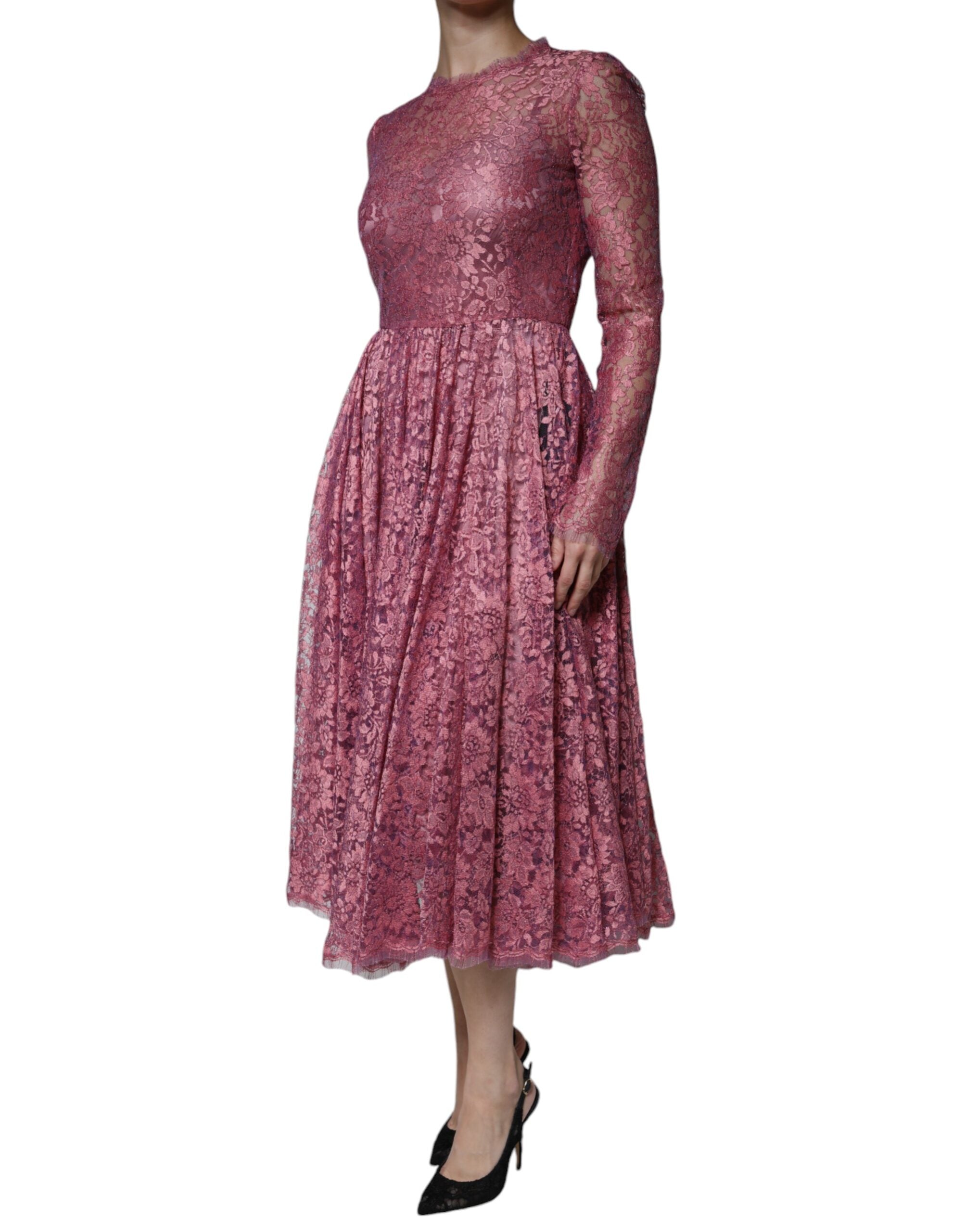 Robe longue midi en dentelle rose à fleurs Dolce & Gabbana avec manches longues et détails élégants.