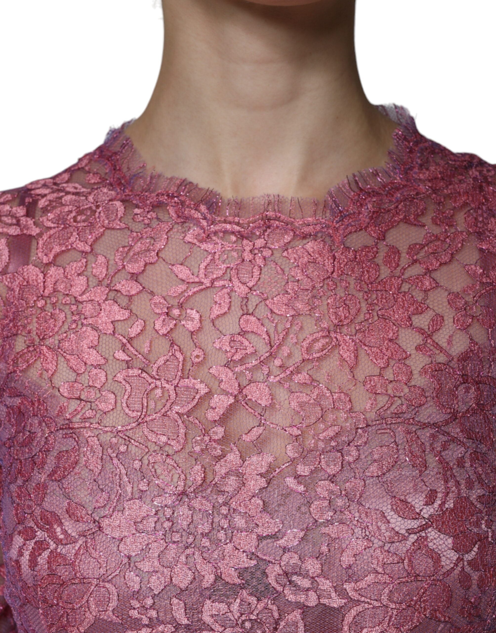 Robe longue midi en dentelle florale rose de Dolce & Gabbana avec manches longues, élégante et féminine.