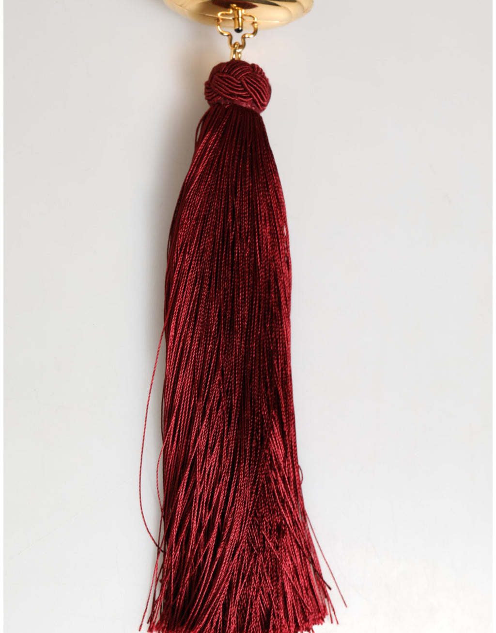 Sac Dolce & Gabbana en résine blanche avec perles, métal doré et pendentif à pompon rouge.
