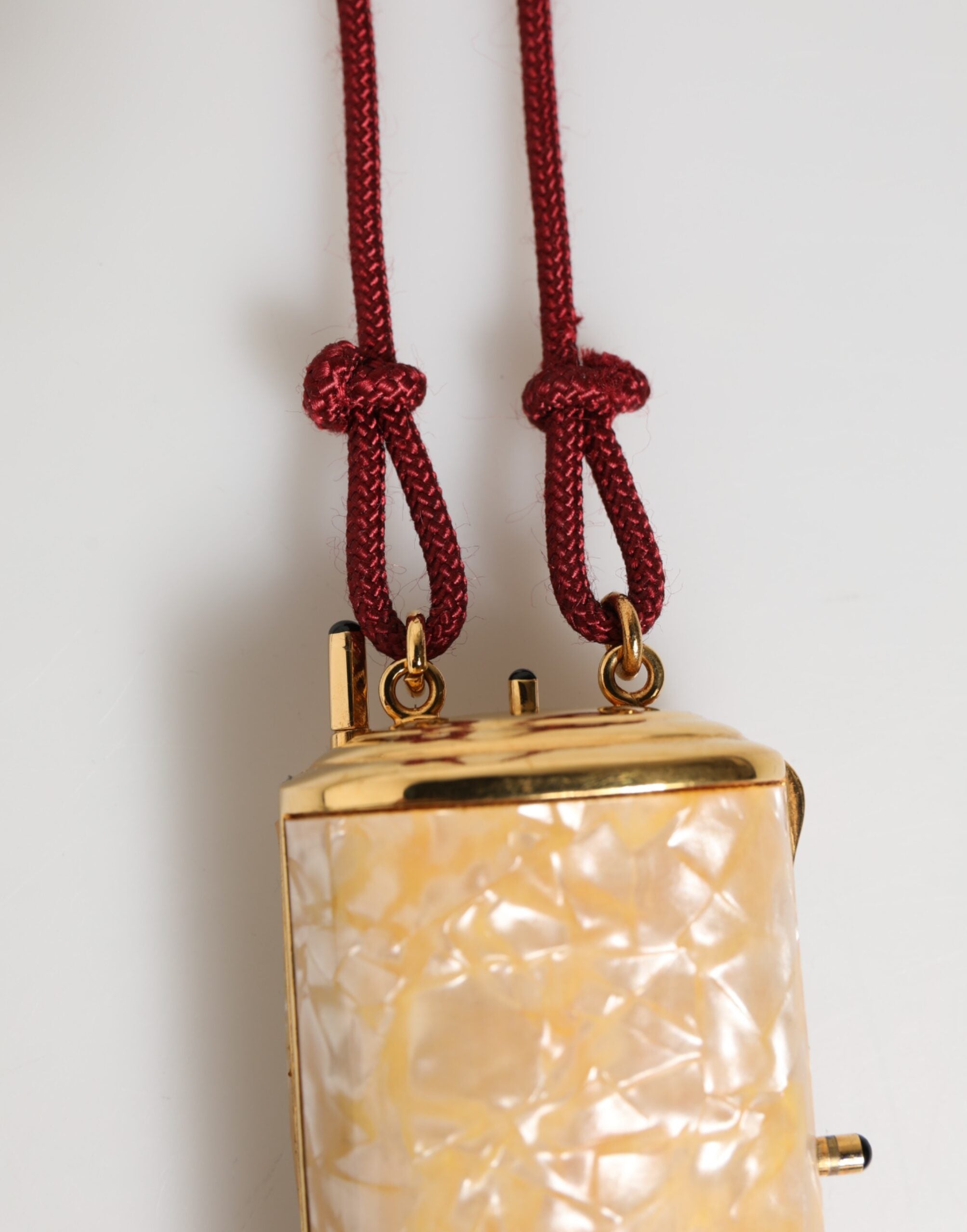 Sac à bandoulière Dolce & Gabbana en résine blanche avec détails en métal doré et breloques, petit format élégant.