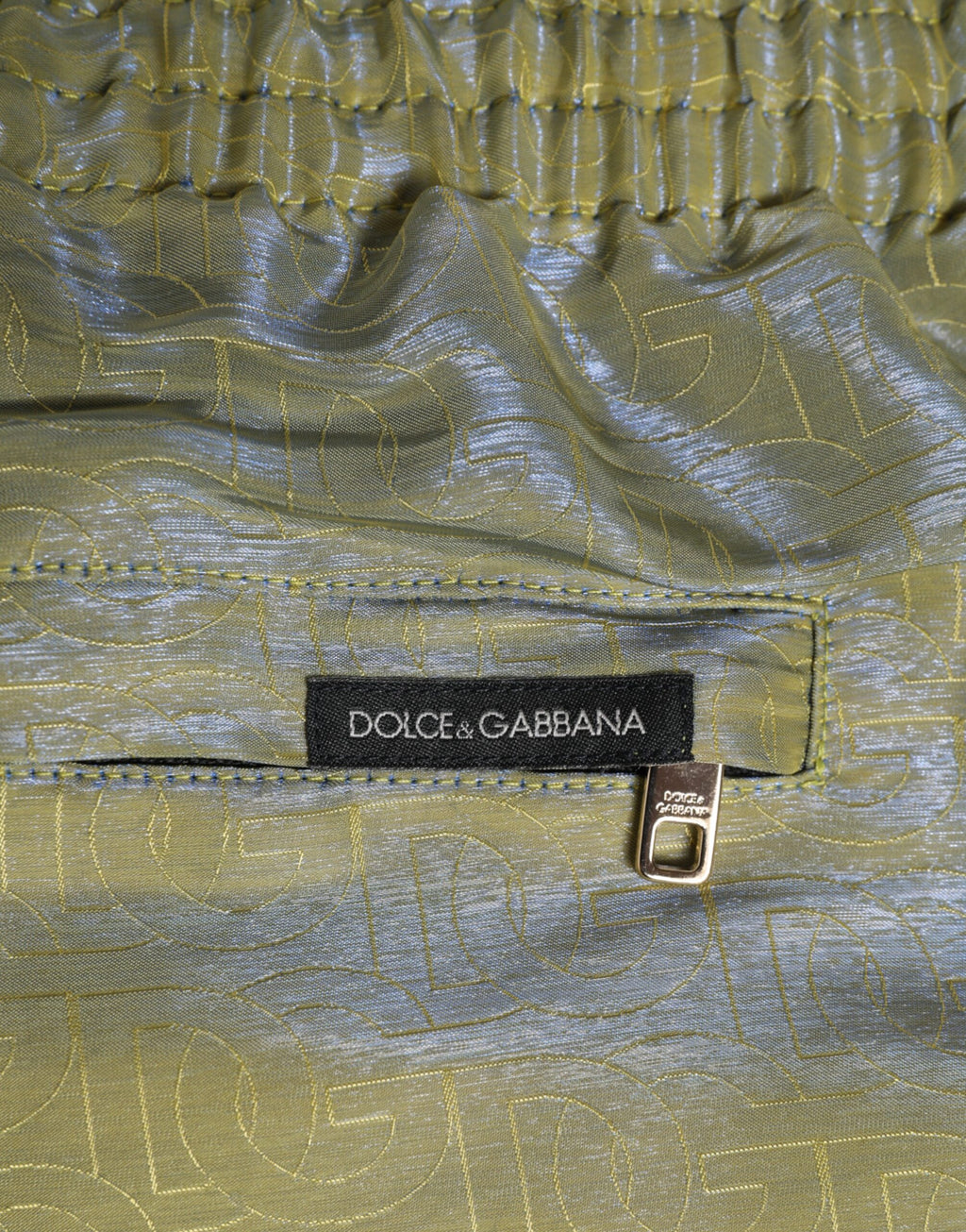Maillot de bain homme en polyester vert avec logo métallique Dolce & Gabbana.
