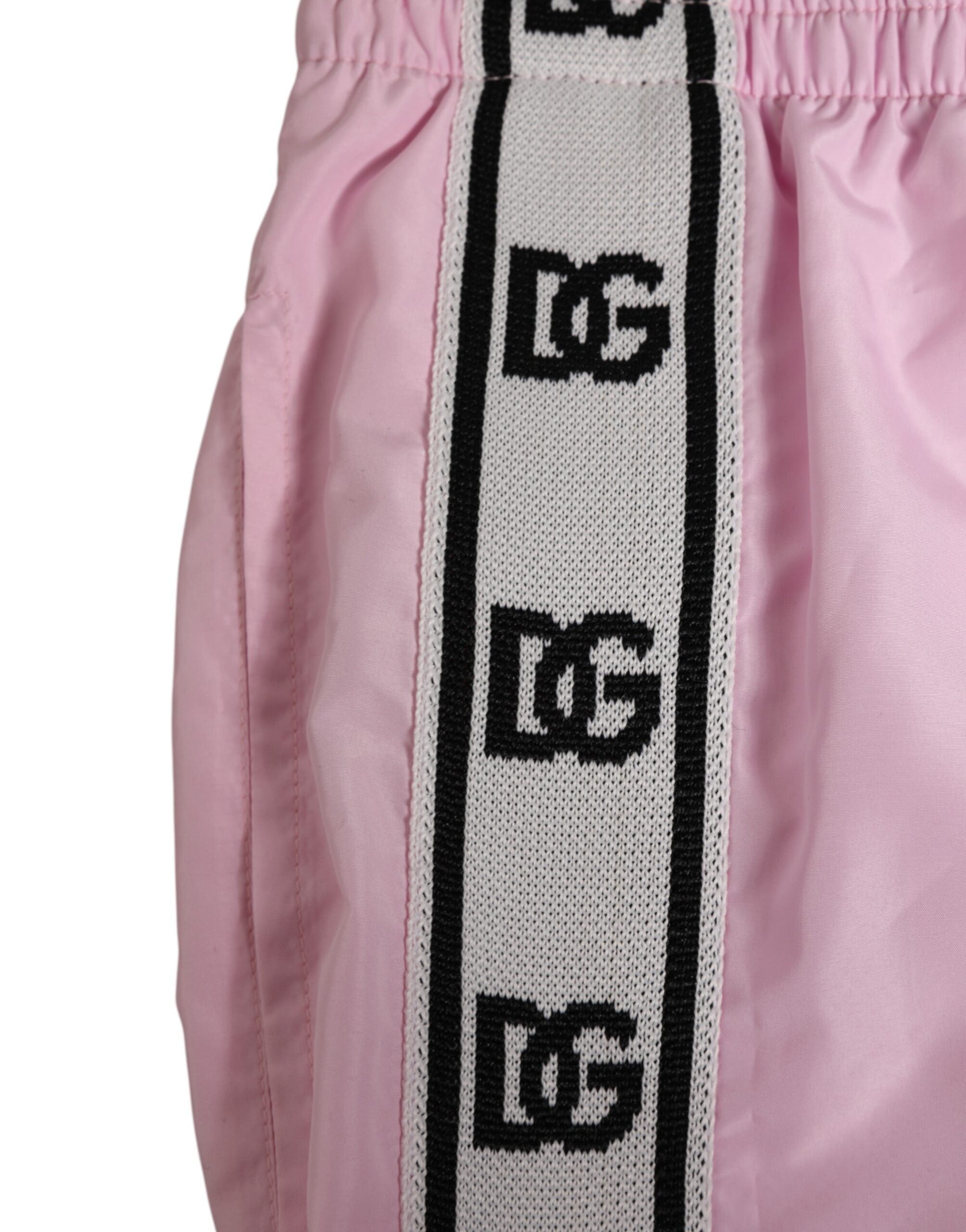Maillot de bain homme Dolce & Gabbana en nylon rose avec logo et rayures latérales, parfait pour la plage.
