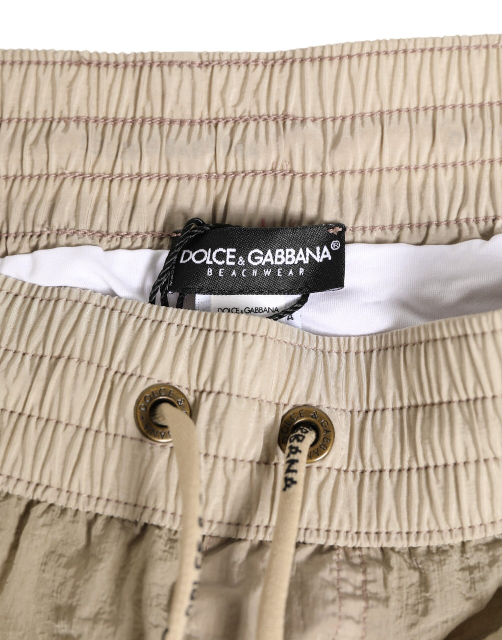 Boxers de bain beige en nylon de Dolce & Gabbana pour hommes, vêtement de plage léger et confortable.