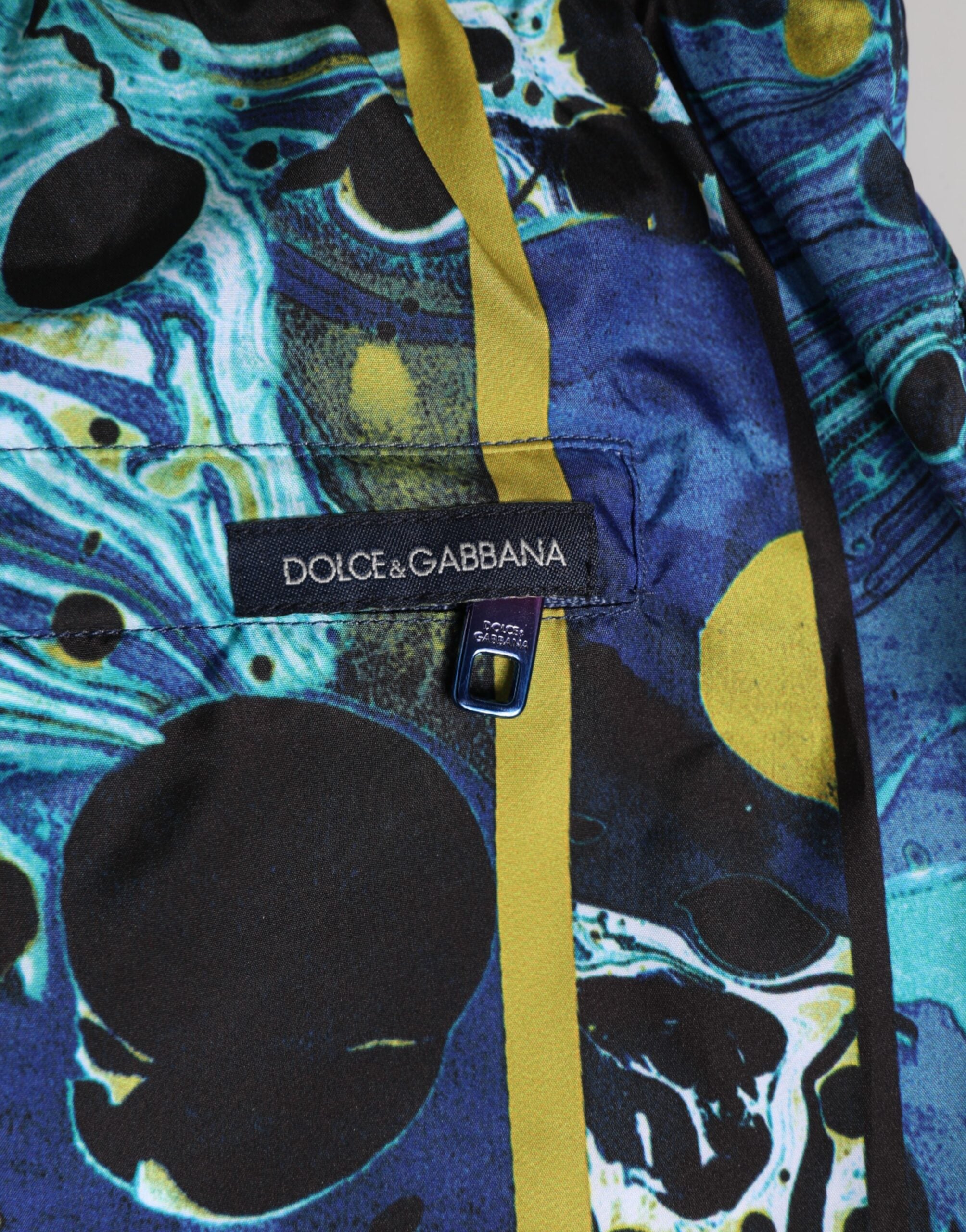 Short de bain homme Dolce & Gabbana avec motif marbre bleu et logo, coupe classique et style élégant.