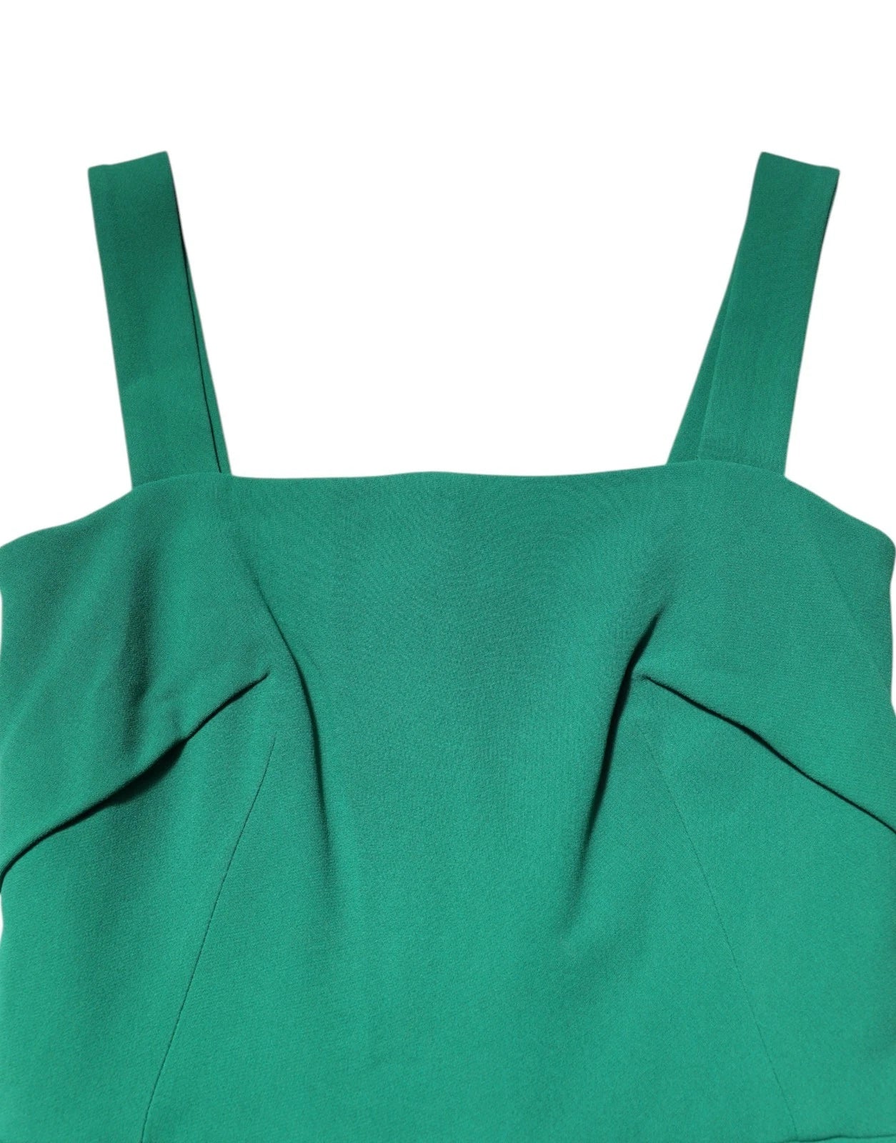 Robe courte sans manches en rayonne verte foncée de Dolce & Gabbana, coupe bodycon élégante, portée près du corps.