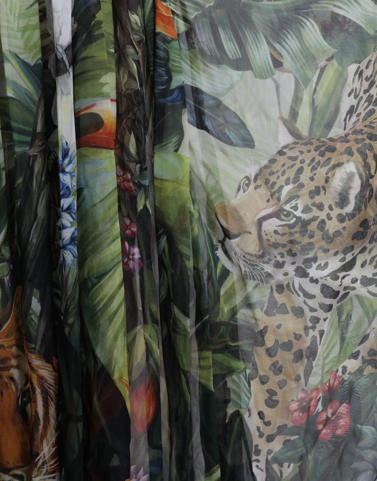 Robe maxi pour femme Dolce & Gabbana en soie multicolore avec motif jungle, élégante et fluide.