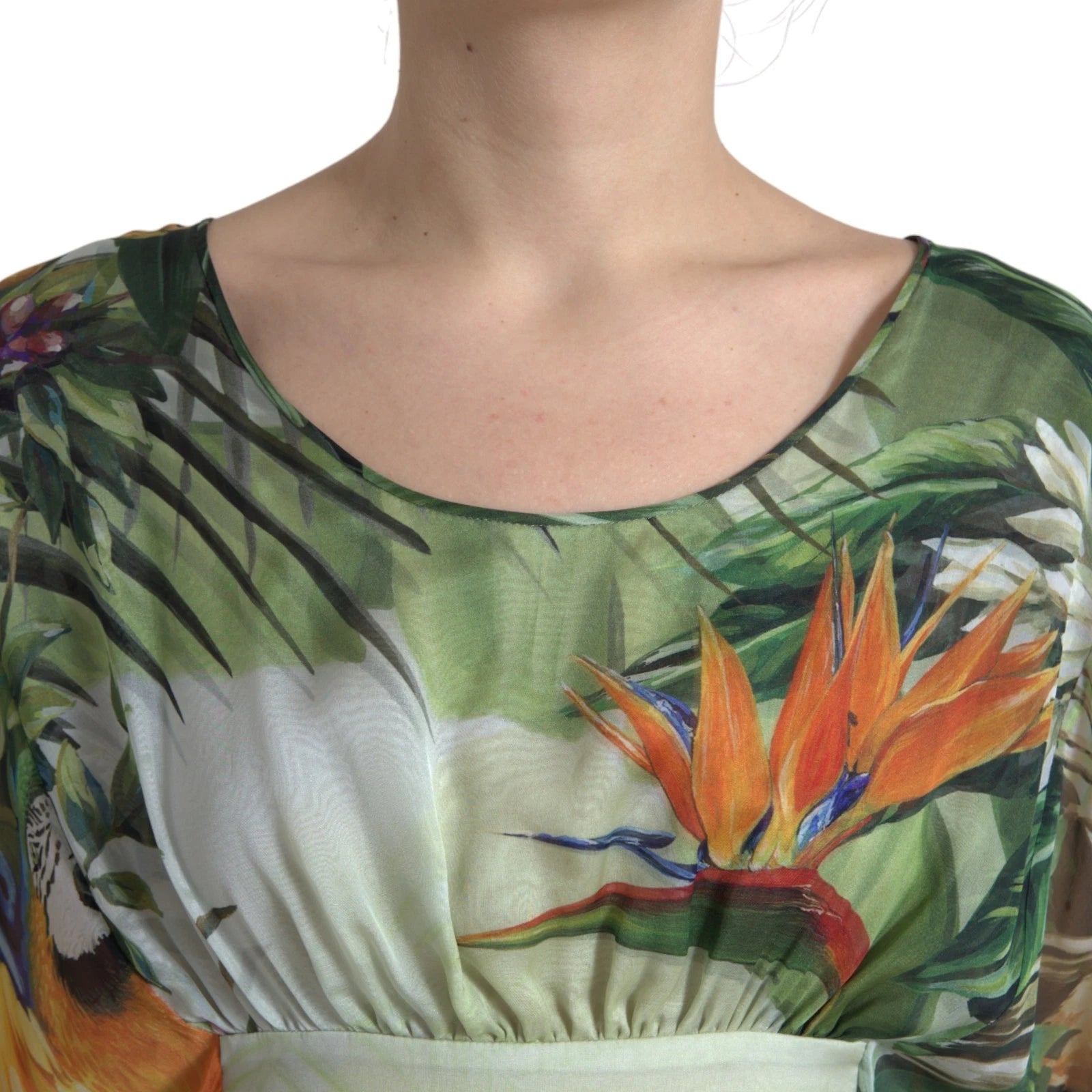 Robe longue pour femmes Dolce & Gabbana en soie multicolore avec motif jungle, élégante et fluide.