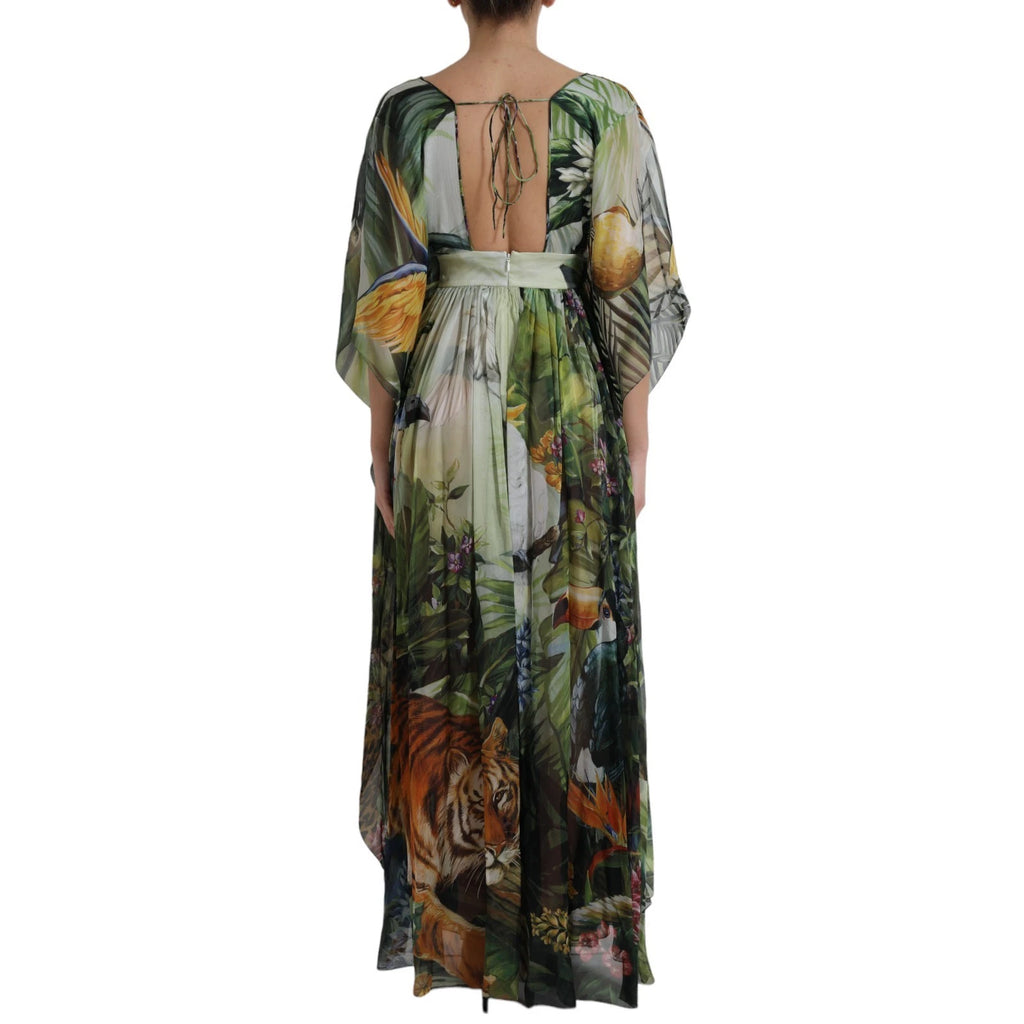 Robe maxi en soie multicolore à motif jungle pour femme de Dolce & Gabbana, élégante et fluide, portée avec accessoires.