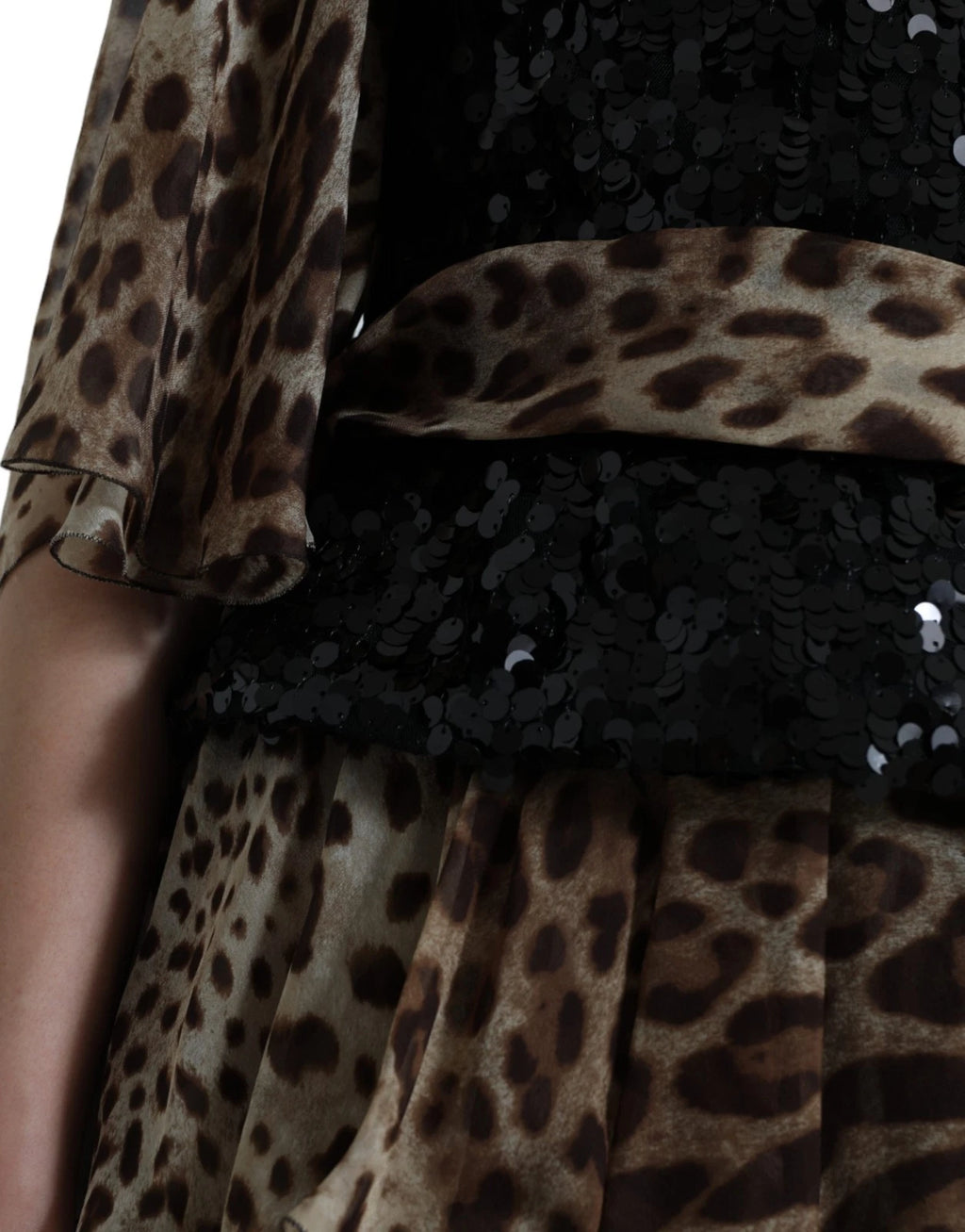 Robe longue en soie à sequins et imprimé léopard Dolce & Gabbana, avec volants et style élégant.