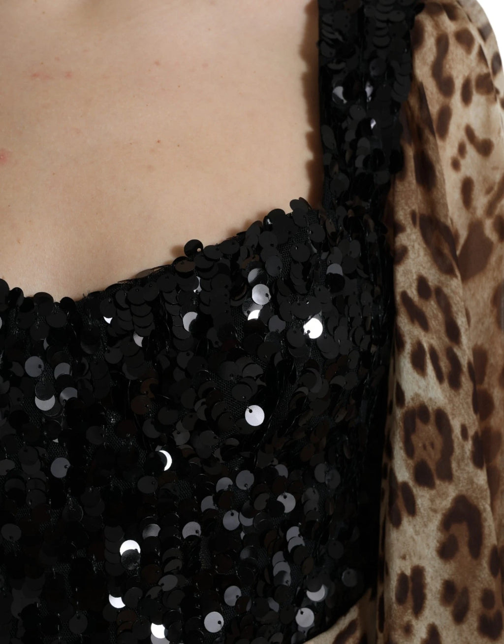 Robe longue en soie à sequins et imprimé léopard Dolce & Gabbana avec volants, élégante et sophistiquée.