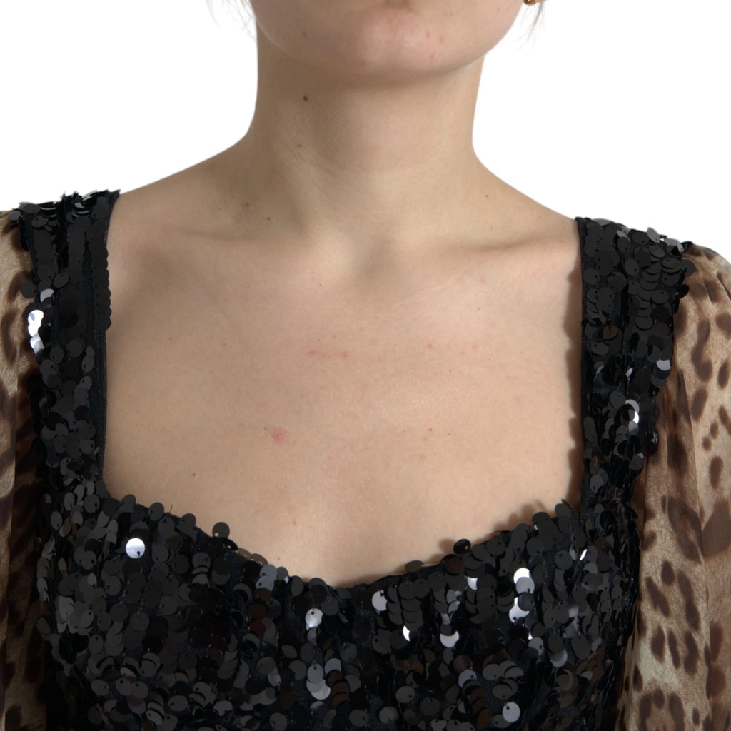 Robe longue Dolce & Gabbana en soie à imprimé léopard, ornée de sequins et de volants élégants.