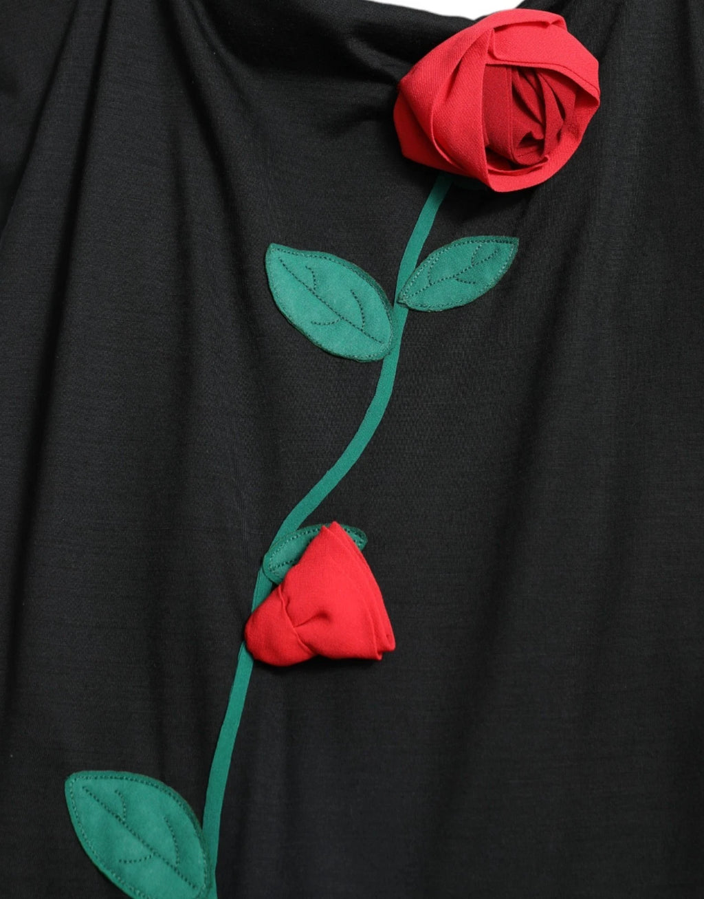 Robe sans manches en laine noire Dolce & Gabbana avec appliqués de roses, élégante et sophistiquée.