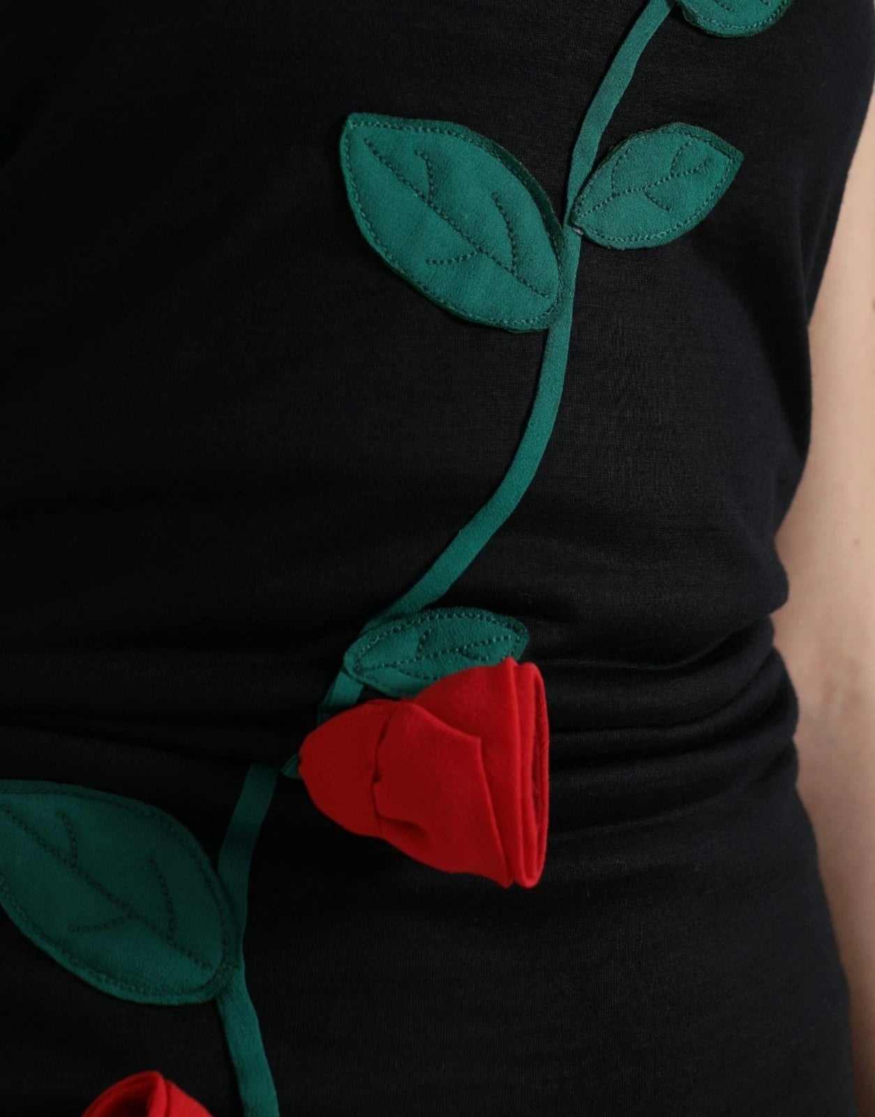 Dolce & Gabbana schwarzes ärmelloses Wollkleid mit Rosenapplikation