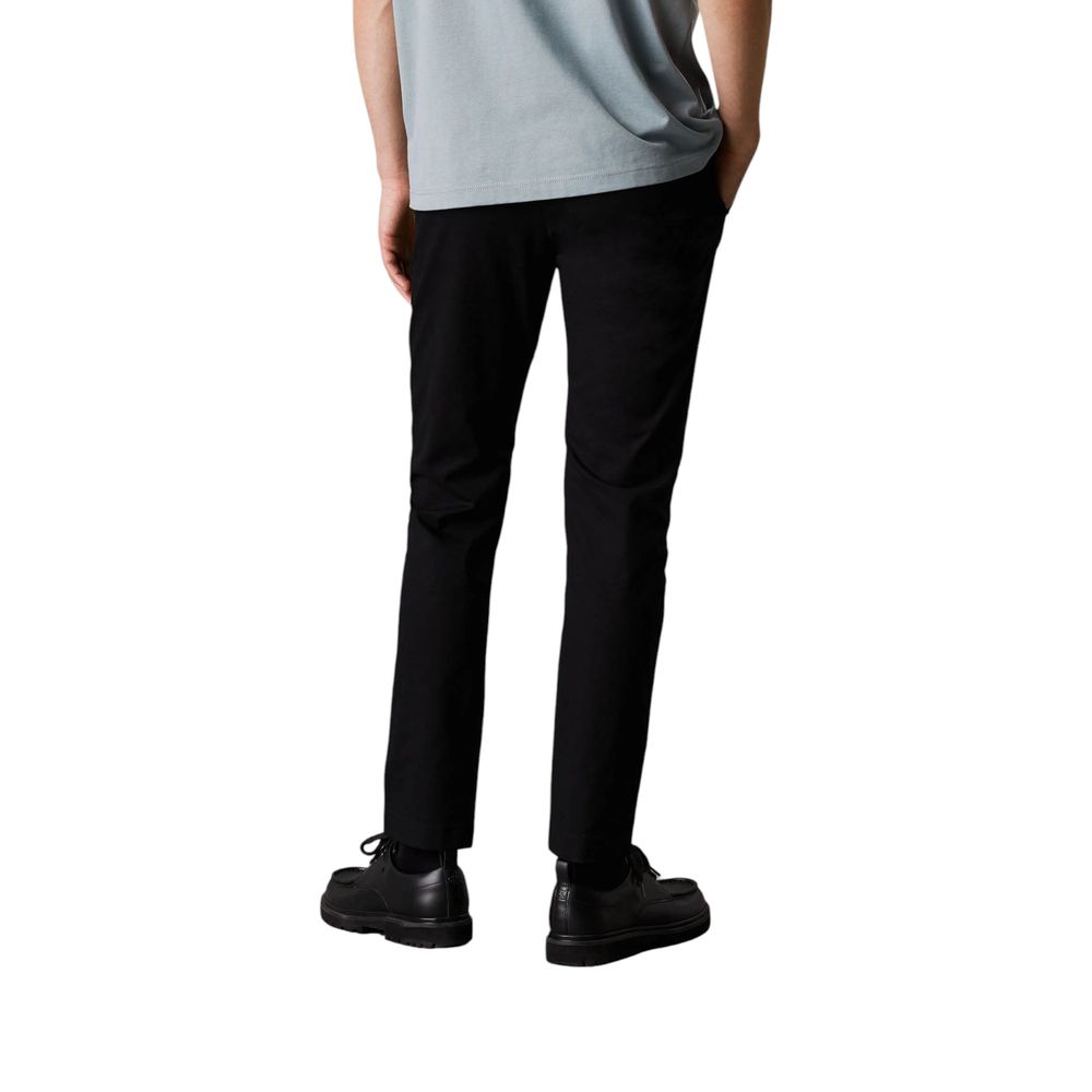 Pantalon chino Calvin Klein Jeans noir en coton recyclé, coupe décontractée, visible en gros plan sur le produit.