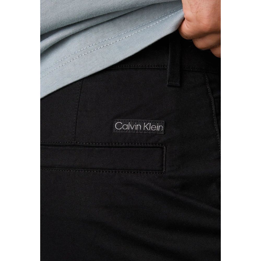 Pantalons chino Calvin Klein Jeans en coton recyclé noir, coupe classique, visible avec une fermeture éclair et poches latérales.