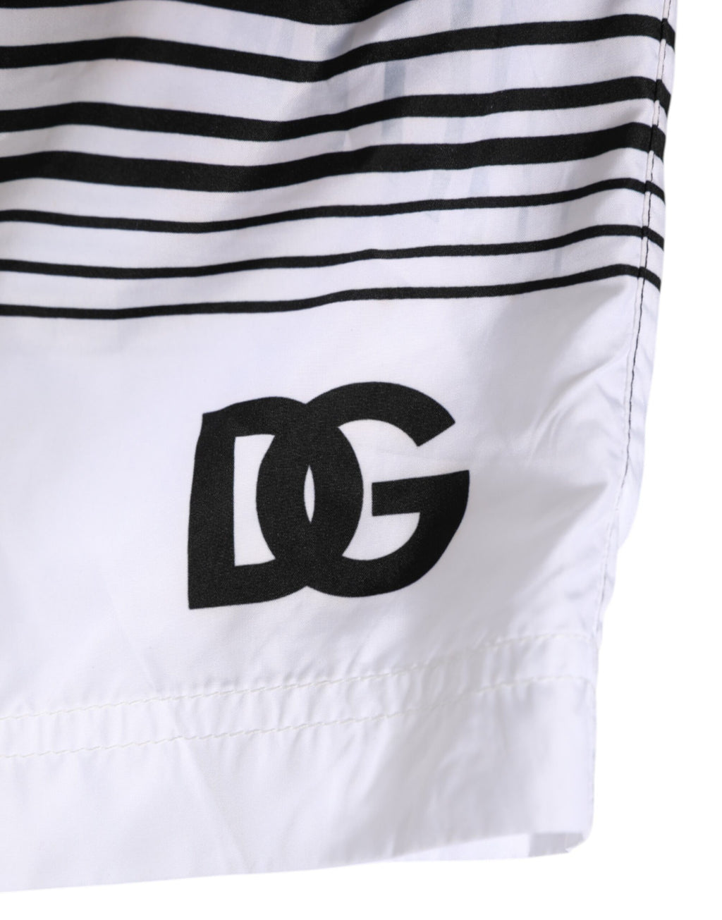 Maillot de bain homme Dolce & Gabbana à rayures noires et blanches avec logo DG, coupe courte, en tissu léger.