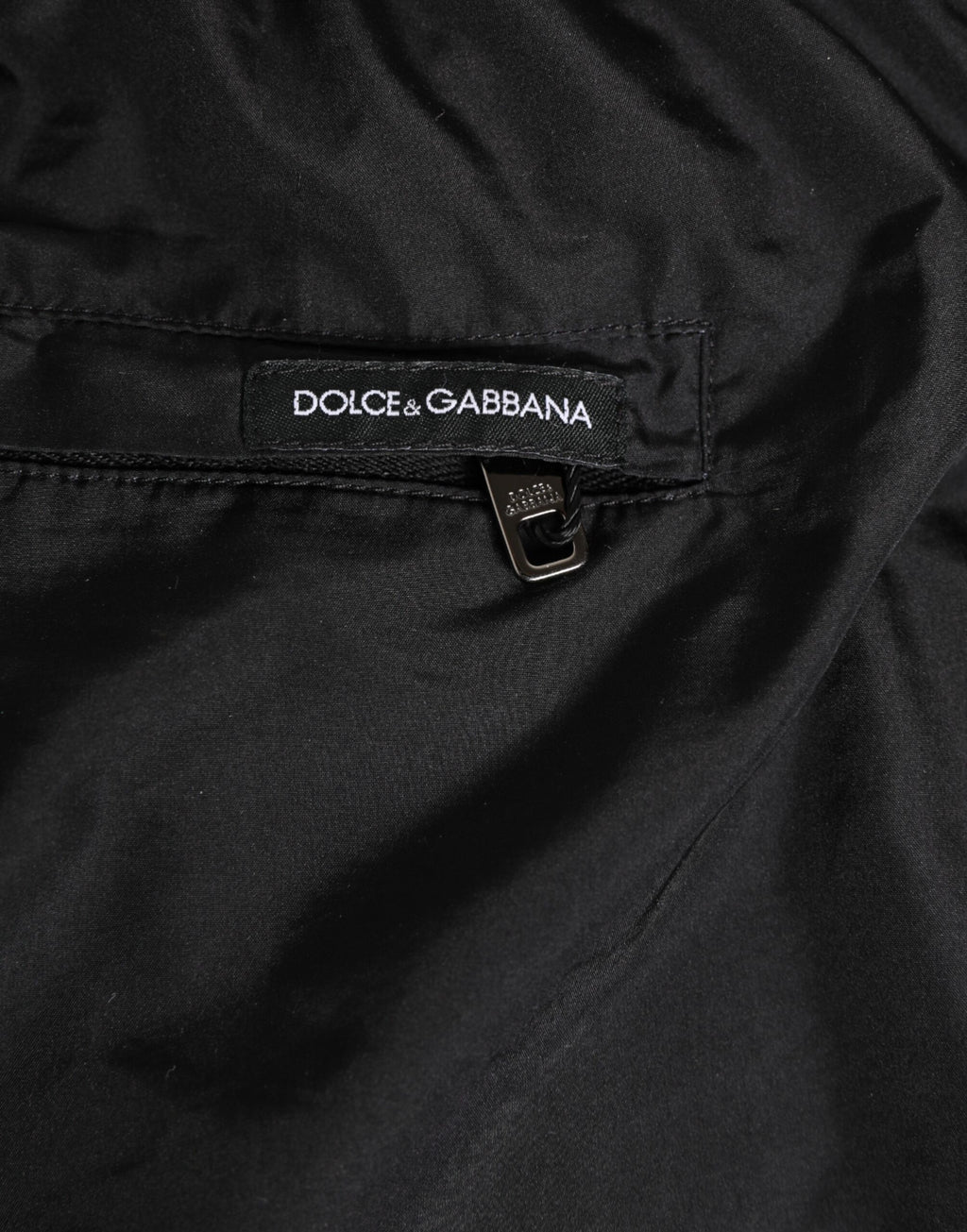 Maillot de bain homme Dolce & Gabbana noir et blanc à rayures avec logo DG, short de bain élégant.